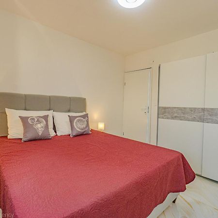 Ivica Super Comfortable, Newly Furnished Apartment In A Top Location Metajna Luaran gambar
